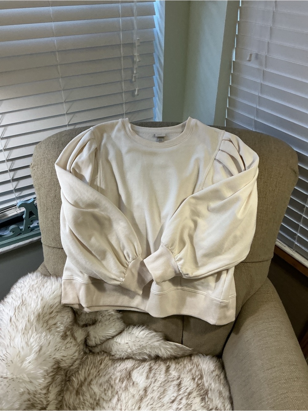 XXL Cozy Cream Crewneck Sweatshirt with Puff Sleeves